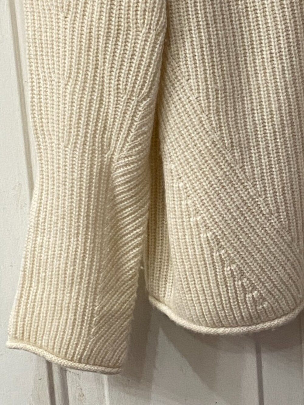 Club Monaco 100% Cashmere Sz L Womens Ivory Sweater V-Neck Long Sleeve - Picture 4 of 10